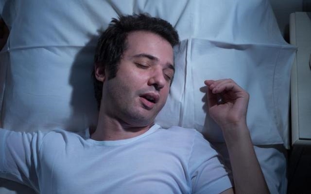 Apneia do sono: sintomas, causas e tratamento